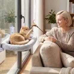Fudajo Fenster Katzenhängematte 30 x 52 cm hellgrau, Katzenbett Hängematte bis 10 kg, Fensterliege für Katzen platzsparender Schlafplatz mit Saugnäpfen