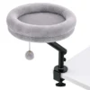 Fudajo Katzenbett für den Schreibtisch 40 x 40 cm hellgrau belastbar bis 15 kg, Katzenliege mit Klemmsystem, Kuschelbett mit Plüsch und Spielball
