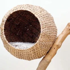 Fudajo Kratzbaum Zweigdesign mit Katzenkorb 83 cm hoch, Designer Katzenkratzbaum mit Liegekorb in Flecht-Optik, Katzenbaum aus Holz mit Plüsch