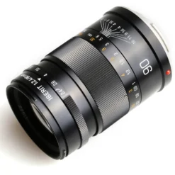Kipon Iberit 90mm F2,4 Vollformat Objektiv – kompatibel mit Sony E – Fotoobjektiv mit Brennweite 90 mm, APS-C Sensoren, robustes Gehäuse