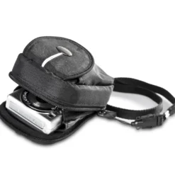 Mantona Jaspis Kameratasche – leichte & kompakte Tasche für Digitalkameras, weiche Polsterung, inklusive Gürtelschlaufe & Tragegurt, schneller Zugriff & Zusatzfach für Zubehör