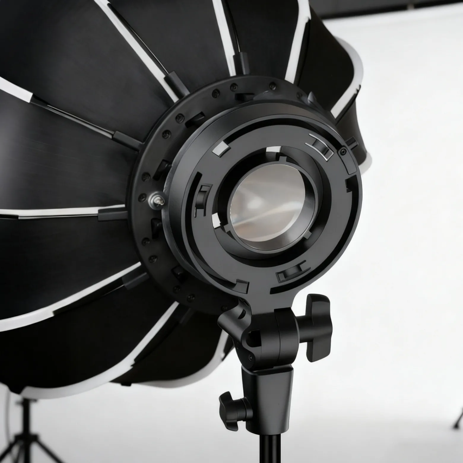 Multiblitz Mini Bowens auf Bowens Adapter für MB-PL Serie, geeignet für Stative mit 5/8 Zoll Spigot-Anschluss, Ideal bei Fotoshootings und Videoaufnahmen