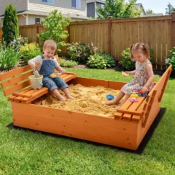 Sandkasten mit Deckel 2 Sitzbänke 98 x 98 x 21 cm, Sandkiste aus Holz mit klappbaren Bänken, Sandkasten mit Abdeckung, Sandbox mit Vliesboden