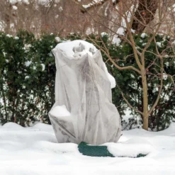 Toboli 2x Winterschutz für Pflanzen 80 x 100 cm, 70 g/m² Frostschutz aus Vlies, Pflanzenschutzhaube für Winter, UV-beständig, waschbar, mit Kordel