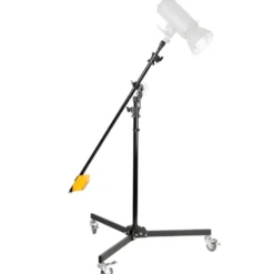 Walimex pro Galgenstativ mit Rollen 130 - 390 cm, Stativ mit 3 - 6 kg Tragkraft, Lichtstativ mit 4,4 kg Gegengewicht, Rollstativ mit Auslegearm, Schwenkkopf, Beschwerungssack