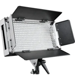 Walimex pro Pro 500 On Location Lightning Set (2x dimmbare LED-Flächenleuchte, 2x WT-806 Lampenstativen inkl. Transporttasche), 20375, 800 Lux leistung