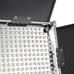 Walimex pro Pro 500 On Location Lightning Set (2x dimmbare LED-Flächenleuchte, 2x WT-806 Lampenstativen inkl. Transporttasche), 20375, 800 Lux leistung