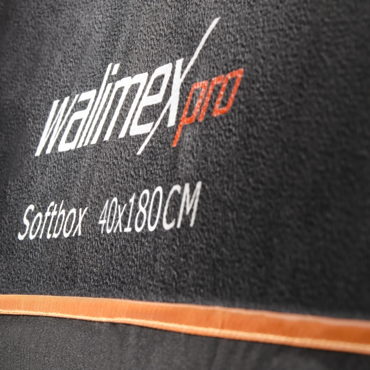 Walimex pro Softbox Orange Line 40x180, um 360° drehbar, einfacher Aufbau, inkl. Diffusoren und Transporttasche, ideal für Produkt- und Peoplefotografie