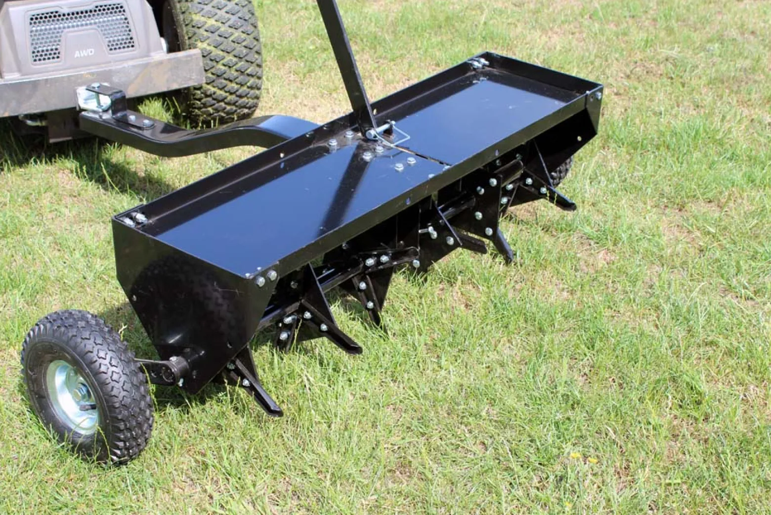 Wiltec Aerifizierer 90 cm für Aufsitzmäher, Rasenlüfter mit 7,6 cm Arbeitstiefe, Rasenbelüfter aus Stahl mit Kupplung für Rasentraktor