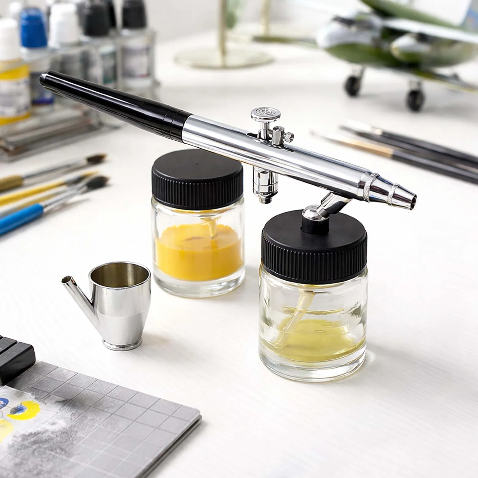 Wiltec Airbrush Pistole Typ 128 mit Double Action Funktion, Nadel und Düse Ø 0,35 mm, 3 Farbbecher, Adapter und Schlauch, für Modellbau, Nailart usw.