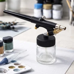Wiltec Airbrush Pistole Typ 138 mit Single Action Funktion, Düse Ø 0,8 mm, 2 Farbbecher, Pipette und Schlauch für Modellbau, Nailart usw.