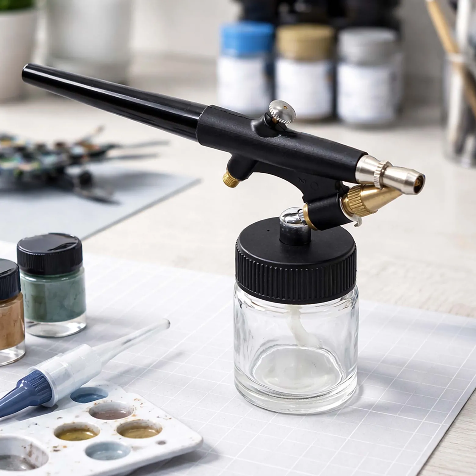 Wiltec Airbrush Pistole Typ 138 mit Single Action Funktion, Düse Ø 0,8 mm, 2 Farbbecher, Pipette und Schlauch für Modellbau, Nailart usw.