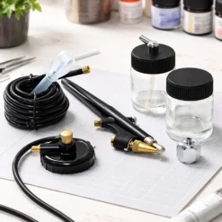 Wiltec Airbrush Pistole Typ 138 mit Single Action Funktion, Düse Ø 0,8 mm, 2 Farbbecher, Pipette und Schlauch für Modellbau, Nailart usw.
