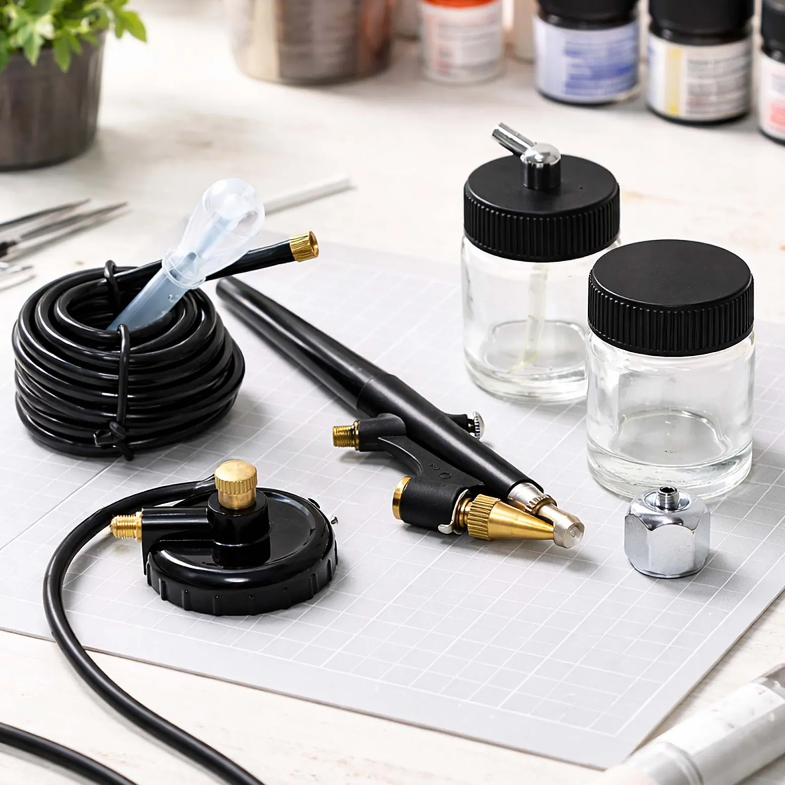 Wiltec Airbrush Pistole Typ 138 mit Single Action Funktion, Düse Ø 0,8 mm, 2 Farbbecher, Pipette und Schlauch für Modellbau, Nailart usw.