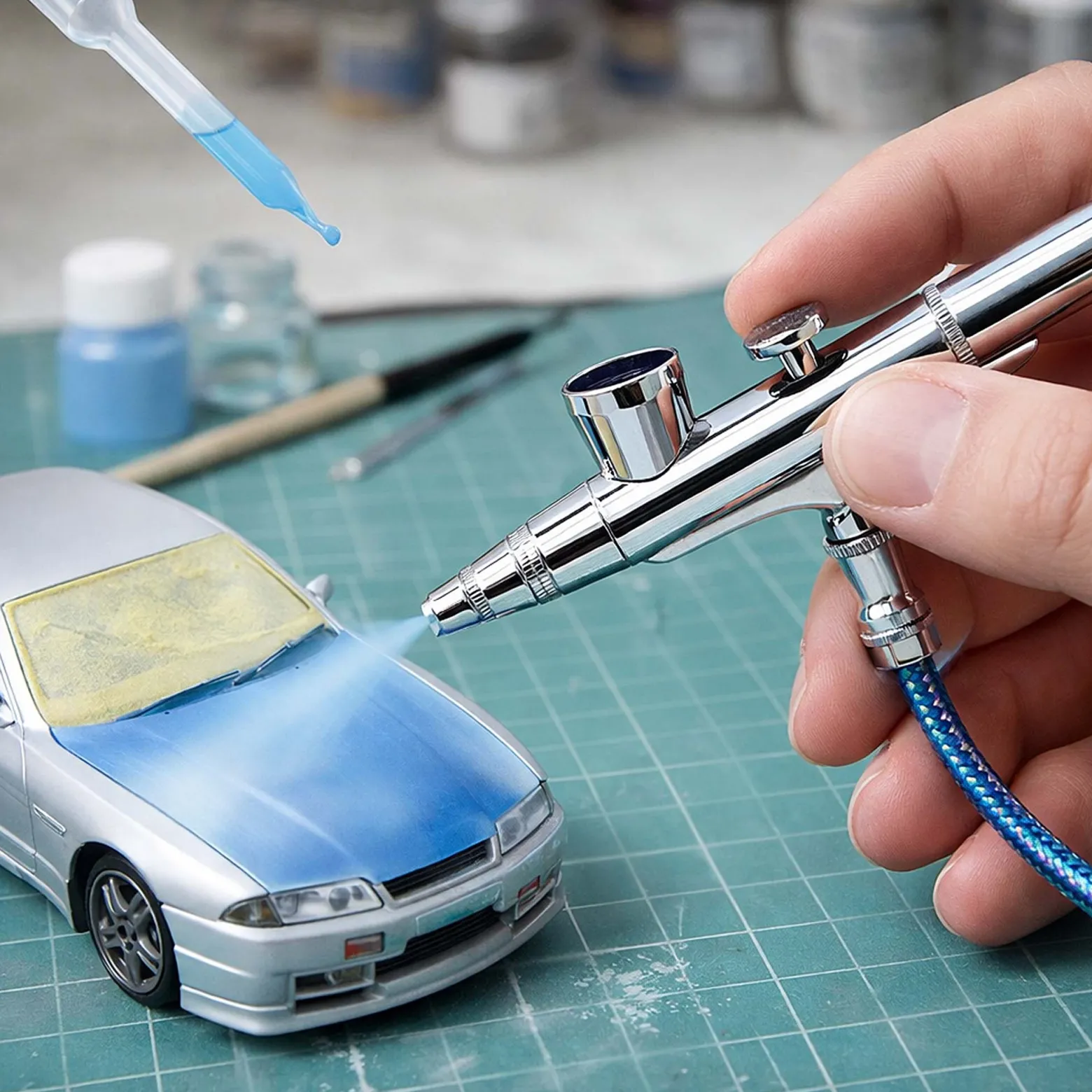 Wiltec Airbrush Pistole Typ 136 mit Double Action Funktion, Düse Ø 0,3 mm, 2 ml Farbbecher, Pipette, Adapter für Modellbau, Nailart usw.