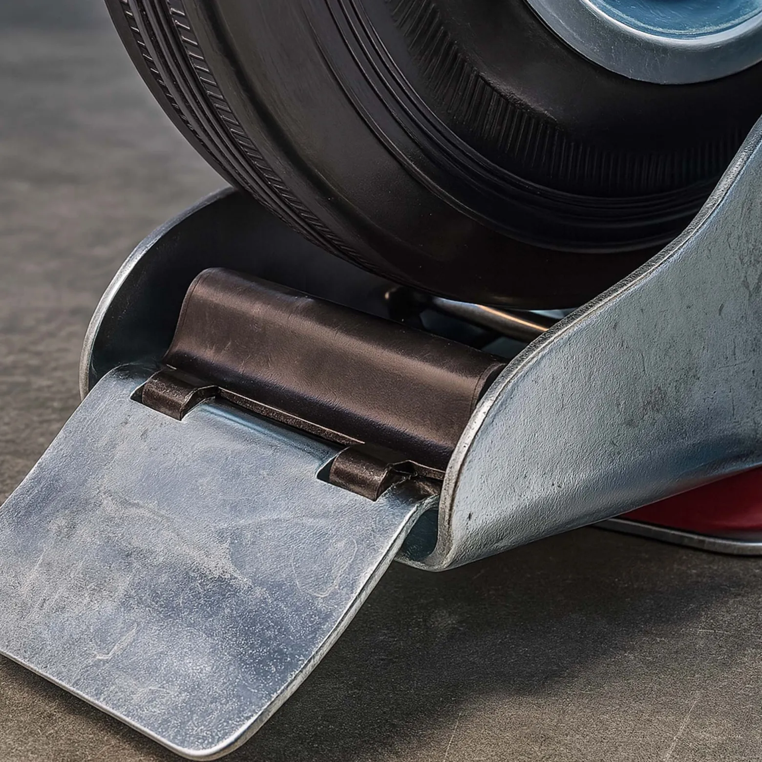 Wiltec Doppelstopp-Lenkrolle Ø100mm bis 70kg Tragkraft mit Gummirad und Feststellbremse leiser Lauf, Transportrolle Möbelrolle Laufrolle Möbel-Lenkrolle