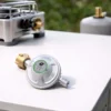 Wiltec Druckminderer auf 50 mbar mit 1,5 m Propanschlauch für Gaszylinder mit Eingang Ø 1/14" / 21,8 mm LH Gasdruckregler Druckregler Gasregler Gasdruckminderer