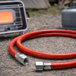Wiltec Druckminderer auf 50 mbar mit 1,5 m Propanschlauch für Gaszylinder mit Eingang Ø 1/14