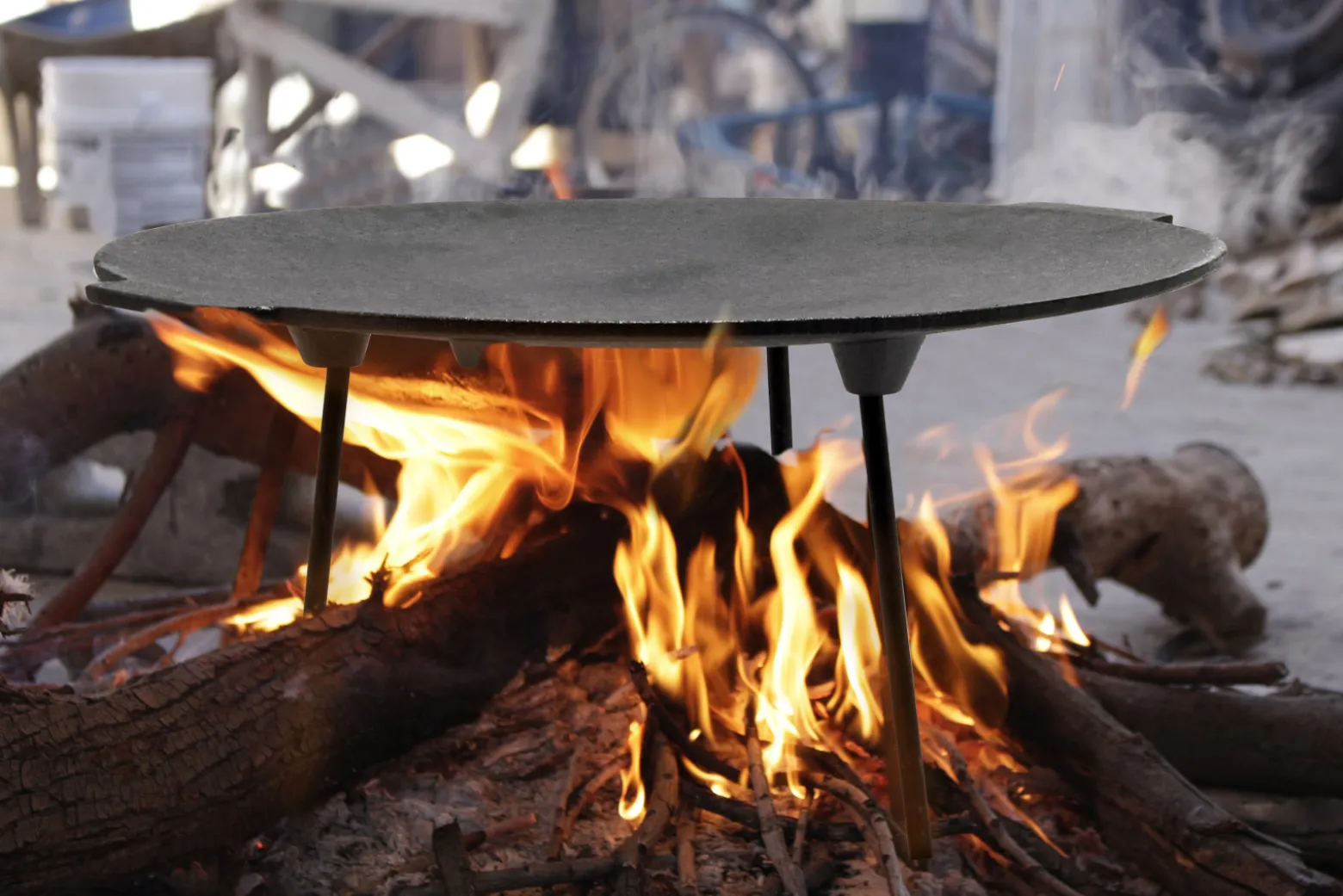 Wiltec Dutch Oven Grillplatte mit Holzgriffen rund Ø44cm Gusseisen, Grillaufsatz mit 2 Sets Beine 20cm+32cm