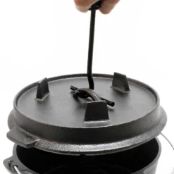 Wiltec Dutch Oven 4l mit Untersetzer und Deckelheber, Kochtopf aus Gusseisen für Lagerfeuer und Camping