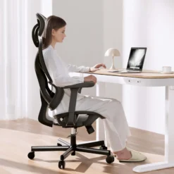 Wiltec Ergonomischer Bürostuhl mit verstellbarer Kopfstütze und Armlehnen, verstellbarer Rückenlehne – rückenschonender Schreibtischstuhl – bis 150 kg belastbar