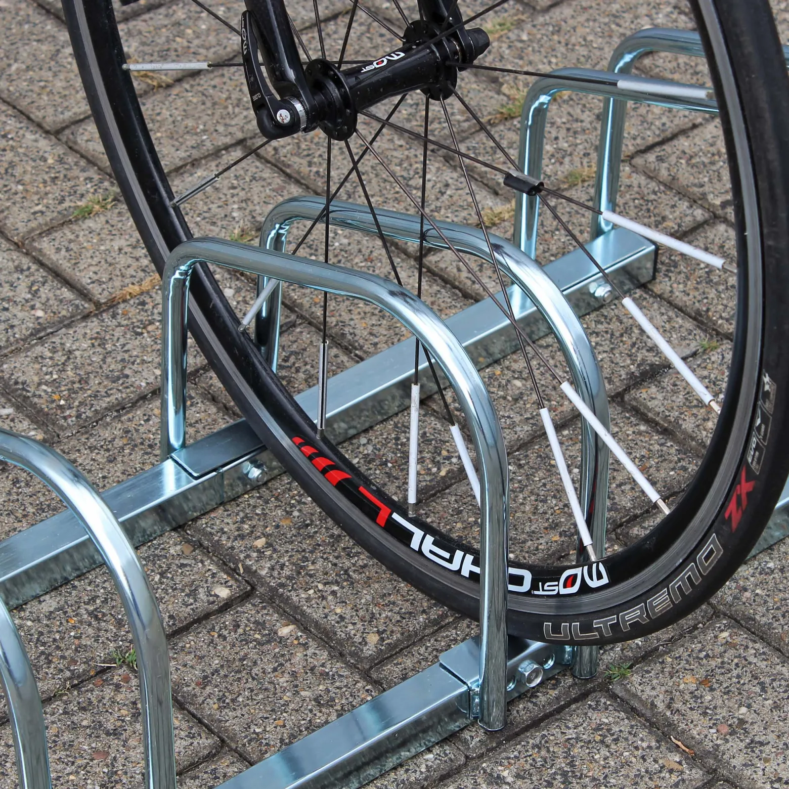 Wiltec Fahrradständer für 5 Fahrräder, 1305x320x265 mm, grau Stahl, für Bodenmontage geeignet, Reihenparker Fahrradbügel