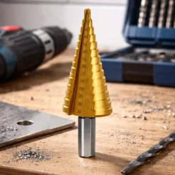 Wiltec HSS Stufenbohrer titanbeschichtet, 4-32 mm, Schaft Ø 10 mm, Kegelbohrer mit Titanbeschichtung, Schälbohrer für Holz, Metall und Kunststoff, Konusbohrer Senkbohrer