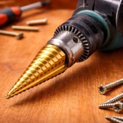 Wiltec HSS Stufenbohrer titanbeschichtet, 4-32 mm, Schaft Ø 10 mm, Kegelbohrer mit Titanbeschichtung, Schälbohrer für Holz, Metall und Kunststoff, Konusbohrer Senkbohrer