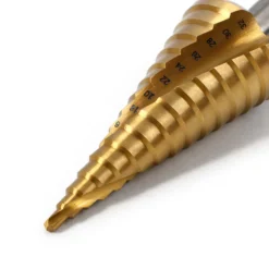 Wiltec HSS Stufenbohrer titanbeschichtet, 4-32 mm, Schaft Ø 10 mm, Kegelbohrer mit Titanbeschichtung, Schälbohrer für Edelstahl, Konusbohrer Senkbohrer