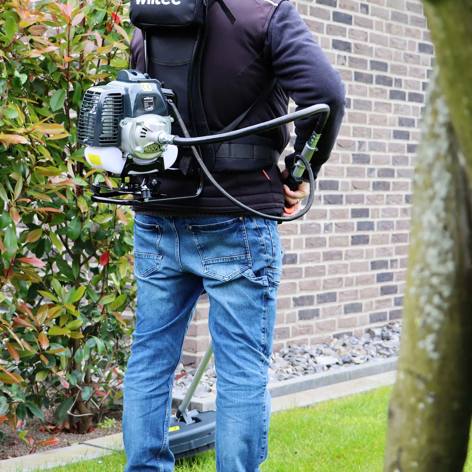 Wiltec 2-in-1 Multifunktionsgerät mit 2-Takt-Motor mit Rucksack, Backpacker Multigartengerät, Multitool Gartenwerkzeug mit u.a. Rasentrimmer