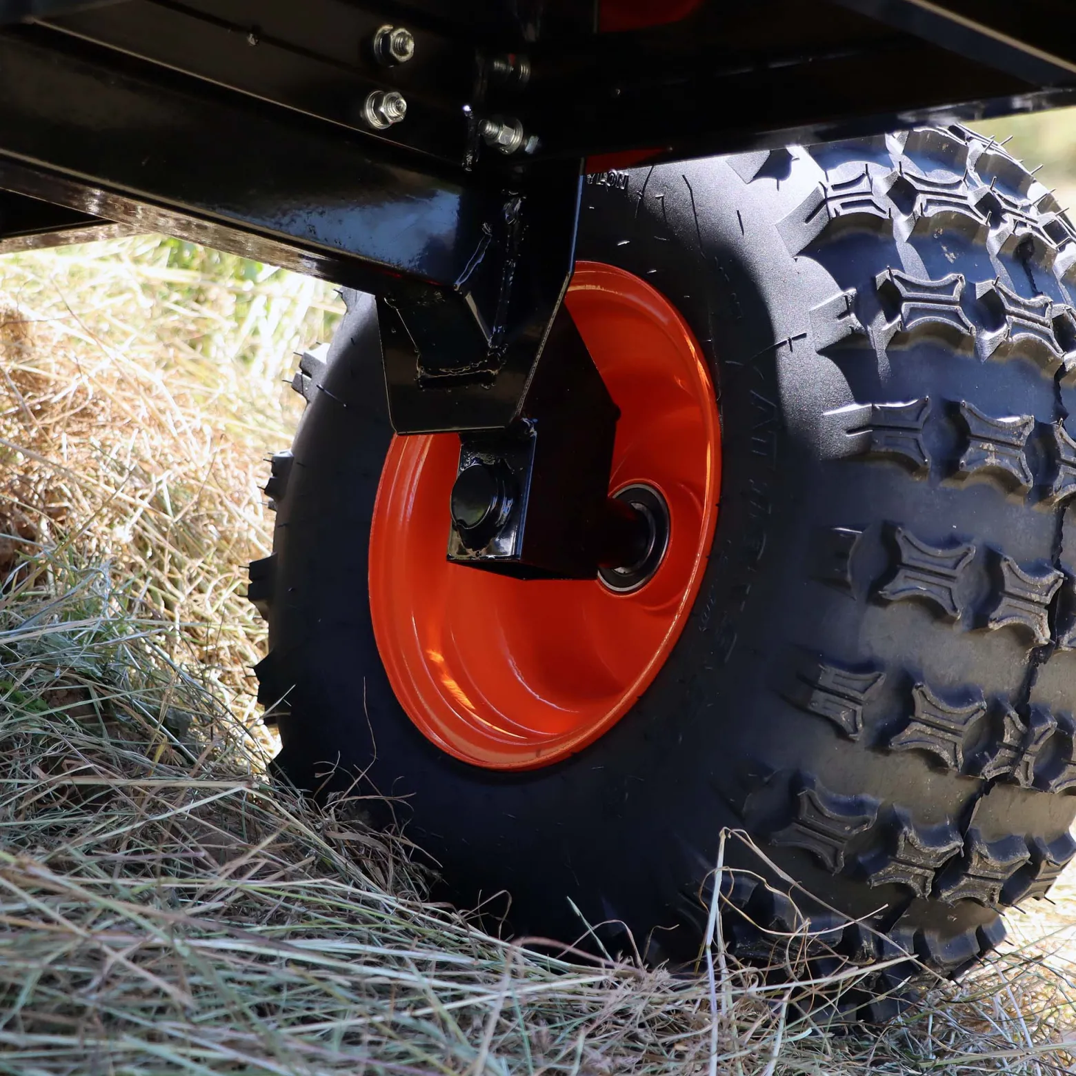 Wiltec Kippanhänger bis 680 kg für Rasentraktor, Anhänger Kipper 216 x 122 x 76,2 cm mit Gitter u. abnehmbaren Seitenwänden, Anhänger mit Kippfunktion