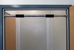 Wiltec Klimmzugstange aus Stahl, max. 100 kg, verchromt für Türrahmen 62-85 cm, Reckstange mit rutschfesten Griffen, Turnstange, Türreck, Krafttraining