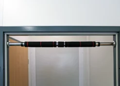 Wiltec Klimmzugstange aus Stahl, max. 100 kg, für Türrahmen 62-85 cm, Reckstange mit Softgrip, Turnstange, Türreck, Krafttraining