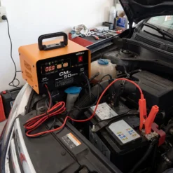 Wiltec Ladegerät 12-24 V, 16 Ah, 30-300 Ah für Autobatterie Kfz und Motorrad Starthilfe 490 W, intelligenter Lader mit LCD-Display und Tragegriff