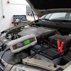 Wiltec Ladegerät 6-12 V, Batterieladegerät 4 A, 10-150 Ah für Autobatterie Kfz und Motorrad, intelligenter Lader mit Verpol-, Überlade- und Kurzschlussschutz mit LCD-Display