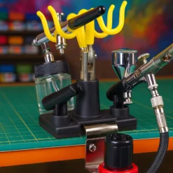 Wiltec Pistolenhalter passend für 4 Pistolen und 1 Manometer, 85 x 110 x 210 mm, Airbrushpistolenhalter zur Tischmontage, Airbrush Zubehör