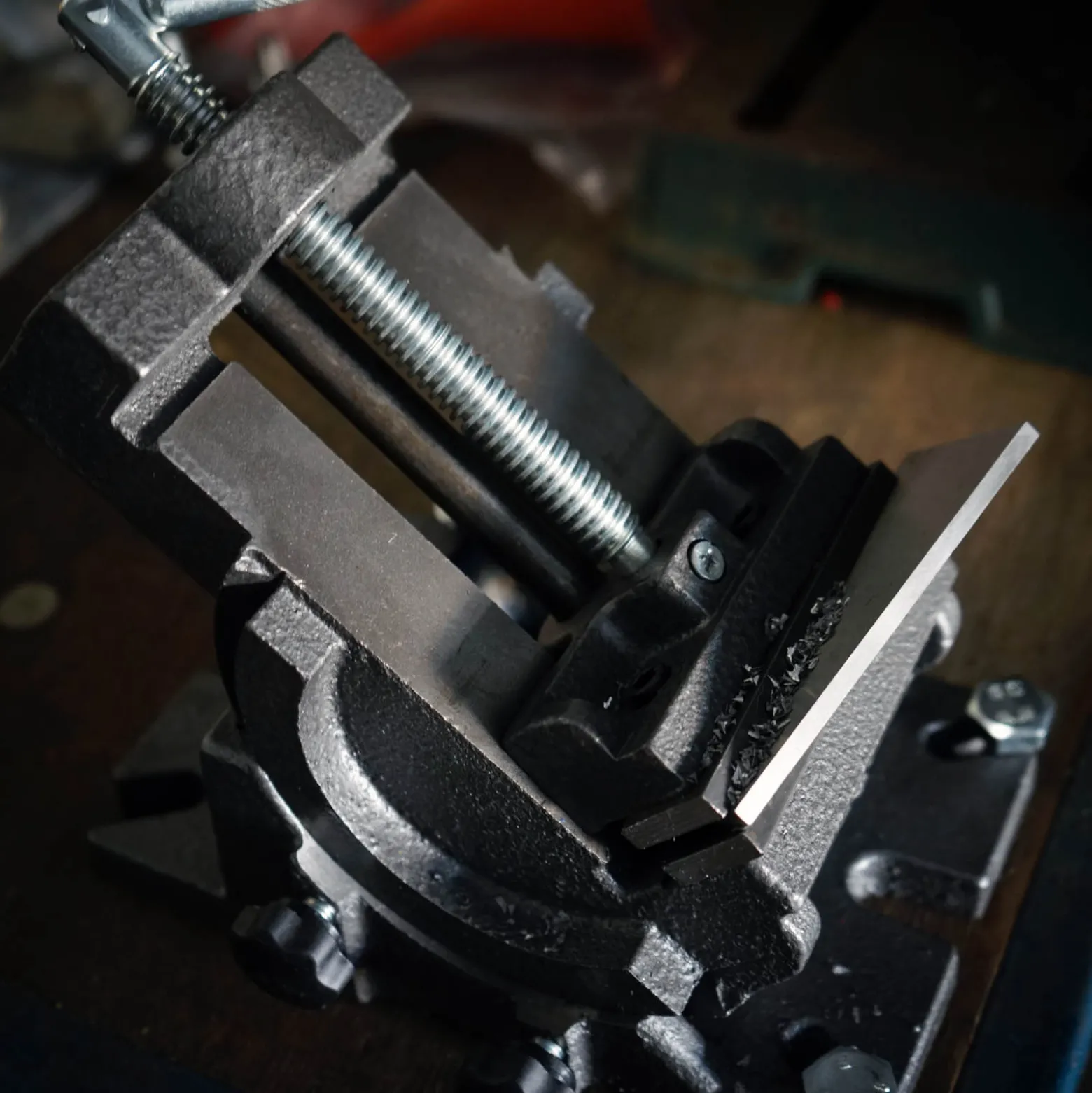 Wiltec Präzisions-Maschinenschraubstock 100 mm Backenbreite, 90° schwenkbar für exaktes Arbeiten, Werkbank Schraubstock aus Gusseisen