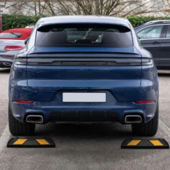 Wiltec Radstopper 55 x 15 x 10 cm, 2x Einparkhilfe aus Gummi, Parkplatzbegrenzung mit gelben Reflexionsstreifen & Schraubrillen, Parkplatzsperre für Garage
