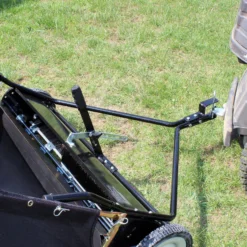 Wiltec Rasenkehrmaschine mit 96 cm Kehrbreite, Rasenkehrer für Aufsitzmäher, Laubsammler mit 340 l Auffangnetz Laubkehrmaschine für Rasentraktor
