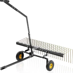Wiltec Rasentraktor Rechen mit 148 cm Arbeitsbreite, Rasenlüfter zum Entmoosen und Laubrechen auf Rasen, Vertikutierer für Aufsitzmäher, ATV und UTV