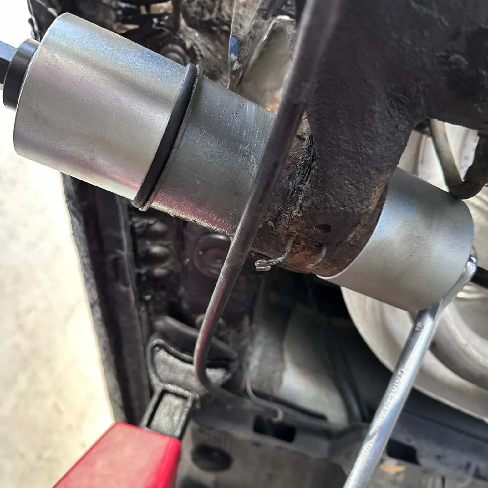 Wiltec Silentlager Abzieher Satz 27 teilig, Ausdrücker für Achslager, Werkzeug für Silentlager mit 22 Hülsen M10-M18 und 5 Spindeln