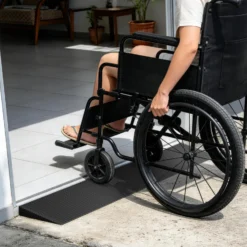 Wiltec Türschwellenrampe 900x150x25 mm für Rollstuhl & Rollator, schwarz, Rollstuhlrampe aus Vollgummi, rutschfeste Oberfläche, Bordsteinrampe kürzbar