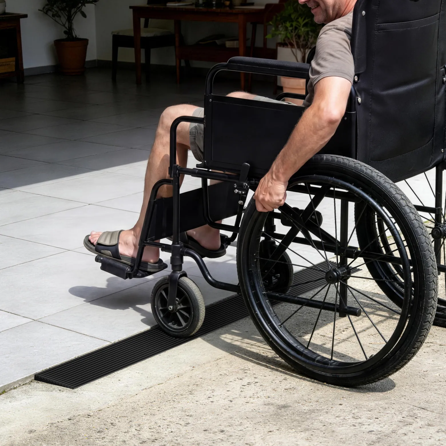 Wiltec Türschwellenrampe 900x140x15 mm für Rollstuhl & Rollator, schwarz, Rollstuhlrampe aus Vollgummi, rutschfeste Oberfläche, Bordsteinrampe kürzbar