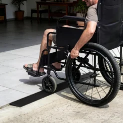 Wiltec Türschwellenrampe 900x80x8 mm für Rollstuhl & Rollator, schwarz, Rollstuhlrampe aus Vollgummi, rutschfeste Oberfläche, Bordsteinrampe kürzbar