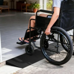 Wiltec Türschwellenrampe 900x200x35 mm für Rollstuhl & Rollator, schwarz, Rollstuhlrampe aus Vollgummi, rutschfeste Oberfläche, Bordsteinrampe kürzbar