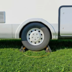 Wiltec Unterlegkeile für Anhänger mit Nylon Seil 207 x 115 x 105 mm, schwarz gelbe Bremskeile aus Gummi, Radkeile in Dreiecksform mit Reflexionsstreifen ideal für Wohnmobil, Wohnwagen, Pkw und Lkw