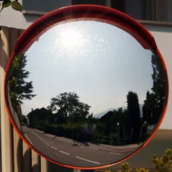 Wiltec Verkehrsspiegel 60 cm konvex mit Schutzhaube, runder Sicherheitsspiegel mit 160° Sichtfeld, Konvexspiegel aus Polycarbonat, Überwachungsspiegel für Ausfahrten inkl. Montagematerial