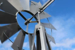 Wiltec Windrad mit 245 cm Höhe, Windmühle in Silberfarben, Windspiel im US-Design, Gartendeko mit kugelgelagertem Texasrad, Rankhilfe für Garten