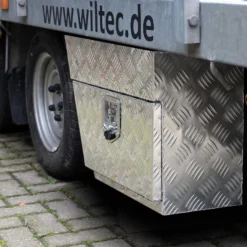 XPOtool Alu Unterbaubox links 75x25x40 cm / 6 kg bis 60 L / 40 kg vollgeschweißt robust für Pkw, Anhänger, Lkw Nutzfahrzeuge, robuste Staubox und Werkzeugkiste - Unterflurbox Deichselbox Staukasten