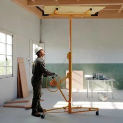 XPOtool Plattenheber bis max. 68 kg, Höhe 188-487 cm, Montagehilfe für Trockenbau, Paneelheber schwenkbar, neigbar mit 3 Rädern mit Feststellbremse, gelb